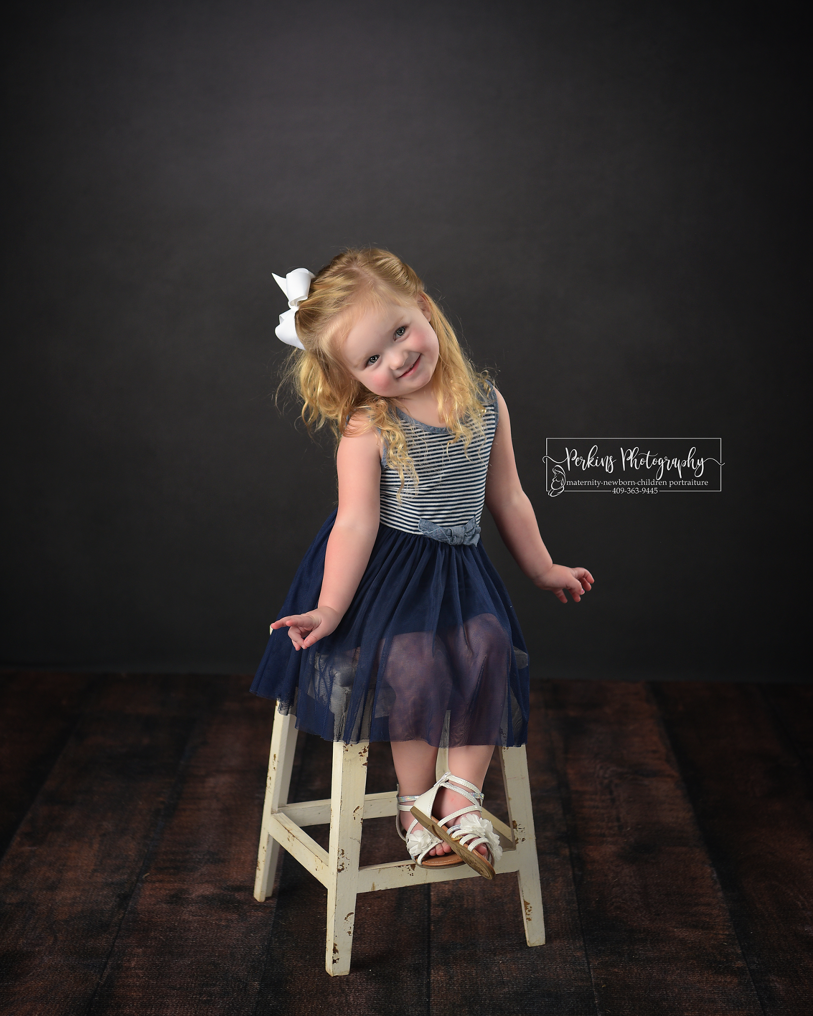 girl taking portraite on stool