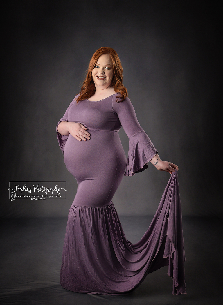 Photo maternity session in purple maternity dress